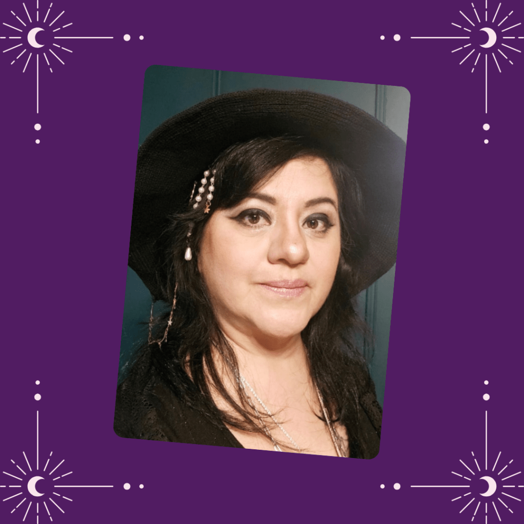 Retrato de una mujer con un sombrero negro y accesorios en su cabello, luciendo un maquillaje elegante, sobre un fondo púrpura decorado con elementos cósmicos.